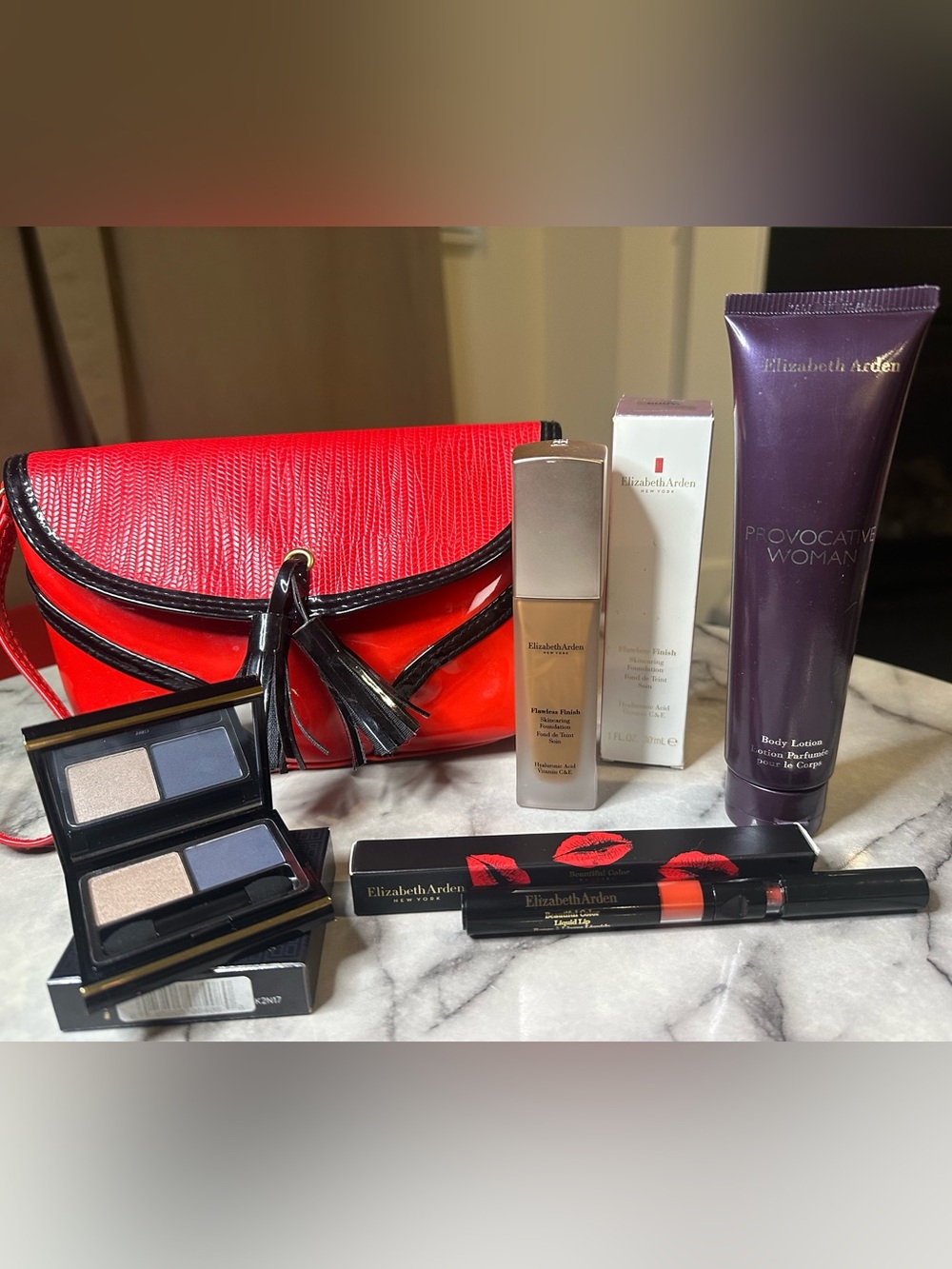 Elizabeth Arden Makeup, lotion & make up bag Set